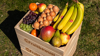 Kist met fruit er in.